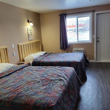 Lakewood Inn 100 Mile House Εξωτερικό φωτογραφία