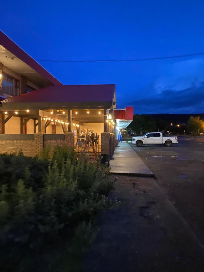 Lakewood Inn 100 Mile House Εξωτερικό φωτογραφία