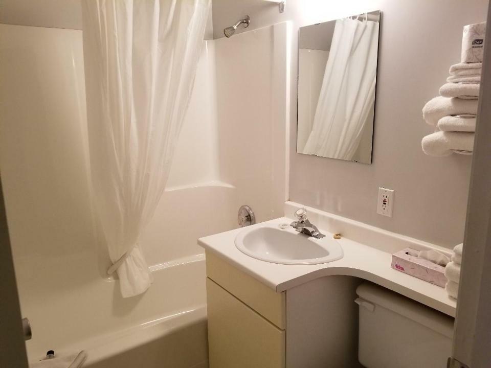 Lakewood Inn 100 Mile House Εξωτερικό φωτογραφία