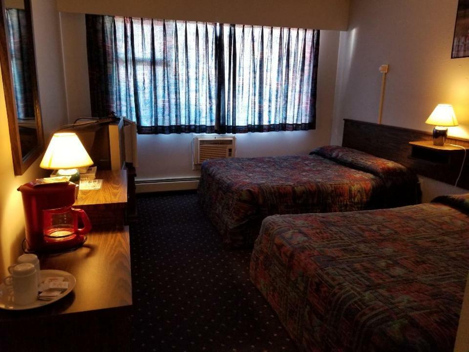Lakewood Inn 100 Mile House Εξωτερικό φωτογραφία