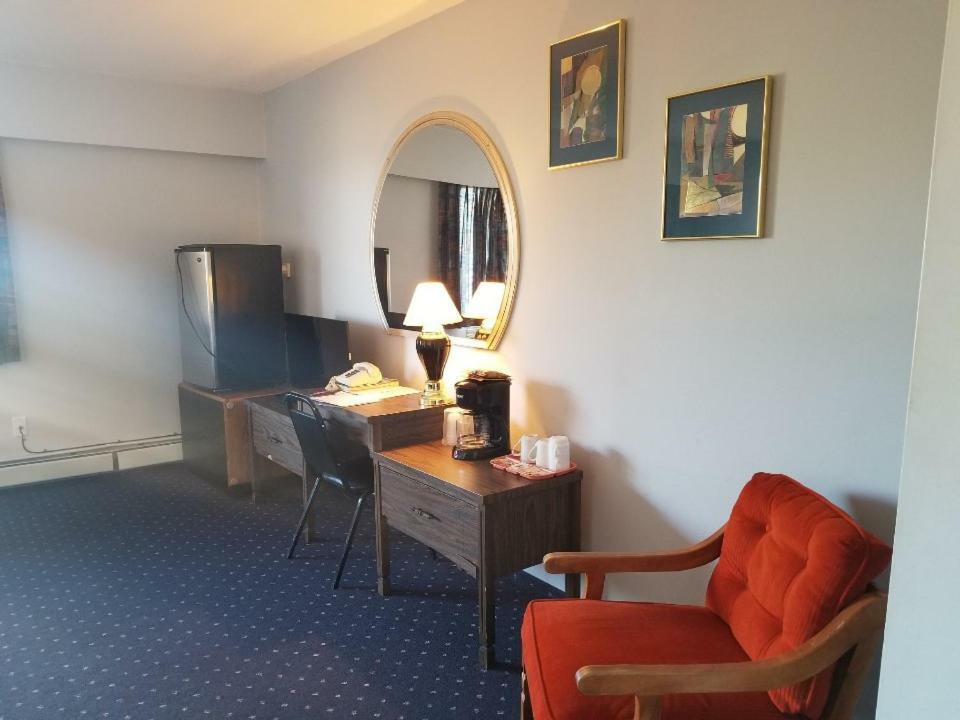 Lakewood Inn 100 Mile House Εξωτερικό φωτογραφία